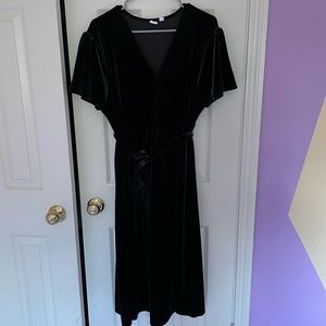 Dark green velour gap maternity dress.